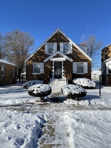10136 s green st chicago il 60643  It contains 3 bedrooms and 1 bathroom